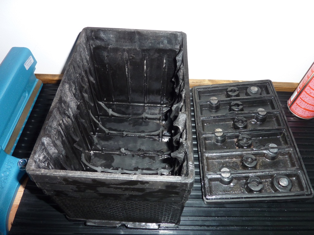 Batterie und Deckel offen
