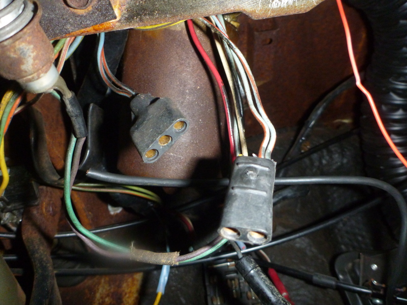 Freie Kabel unter dem Radioschacht