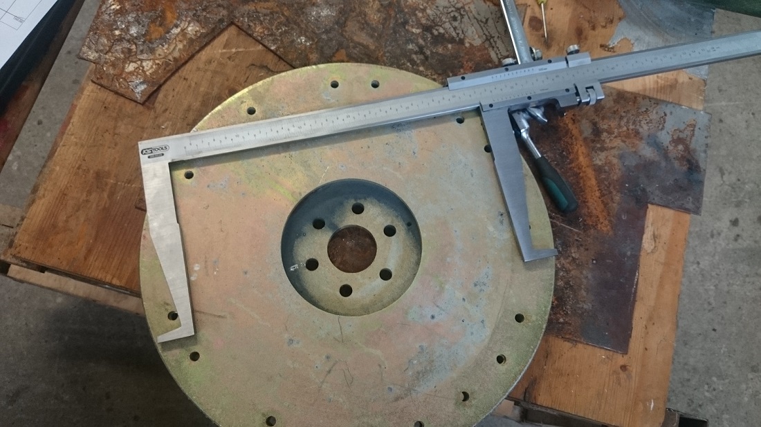 hier mal die Messung der alten Kupplungsscheibe. laut Messung ca 28cm. dies würde ja bedeuten das es sich um eine 11 zoll kupplung handelt