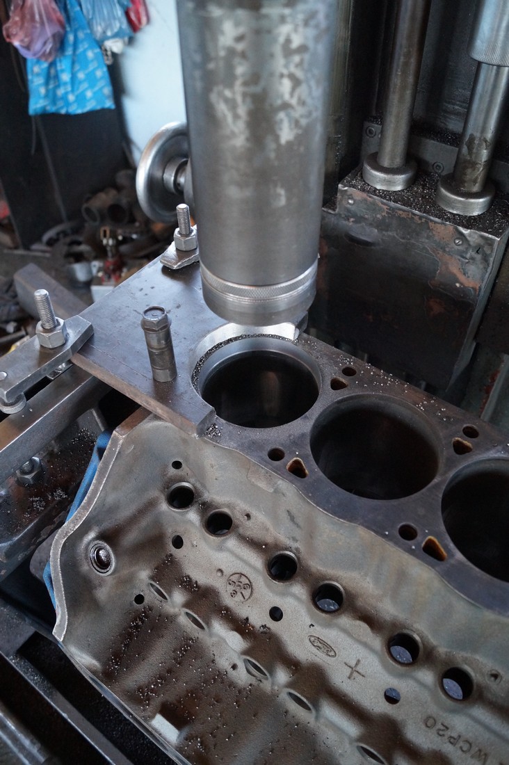 1 2016-03-14 14-28 351W Motor bohren für Laufbuchsen 2.jpg