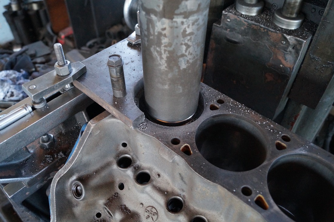 2 2016-03-14 14-32 351W Motor bohren für Laufbuchsen 5.jpg