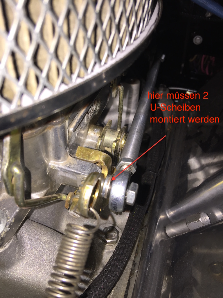 Die 2 Scheiben musste ich montieren um an dem choke gestänge des Ede Vergasers optimal vorbei zu kommen. im eingebauten zustand sieht man von den 2 scheiben sogut wie ncihts. Vill braucht man sie bei einem seriengaser sogar gar nicht.