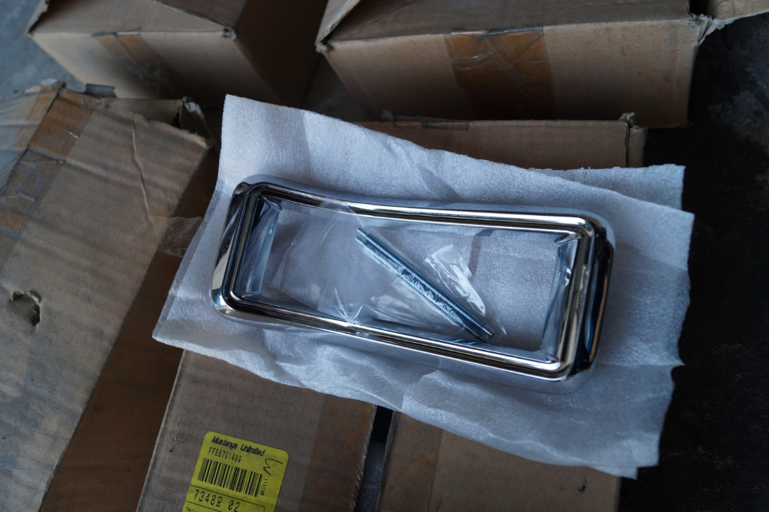 Taillight Bezel Chrome Mustang 1967 01.JPG
