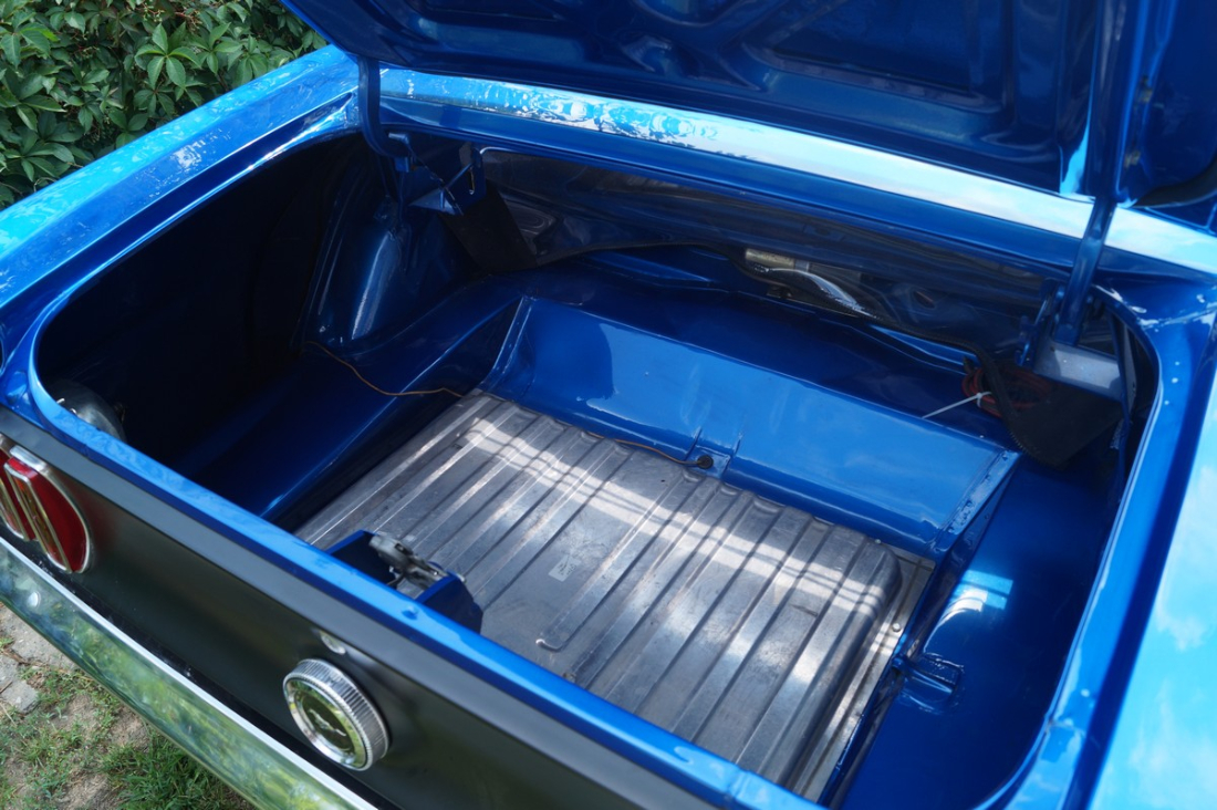 2019-08-01 11-25 Mustang Teppich für Kofferraum 2.JPG