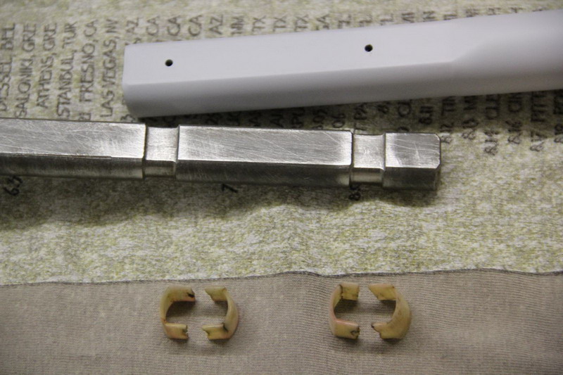 das sind die Reste der Originalscherstellen. Die Ansätze der ehemaligen Scherstifte kann man erraten. Diese Ringe waren am Stück und passen saugend in die Nuten der Lenkstange<br />Die Reste hab ich wiederreingeklebt, Quergebohrt und mit den 2 Nylonschräubchen quer verstiftet.