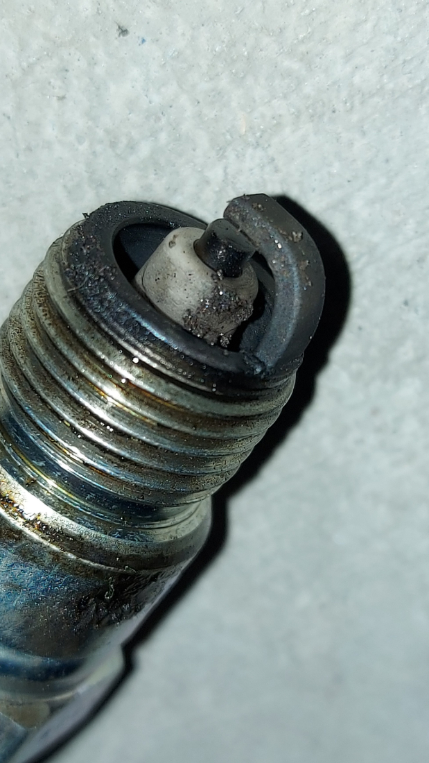 Zündkerze mit Metallabrieb