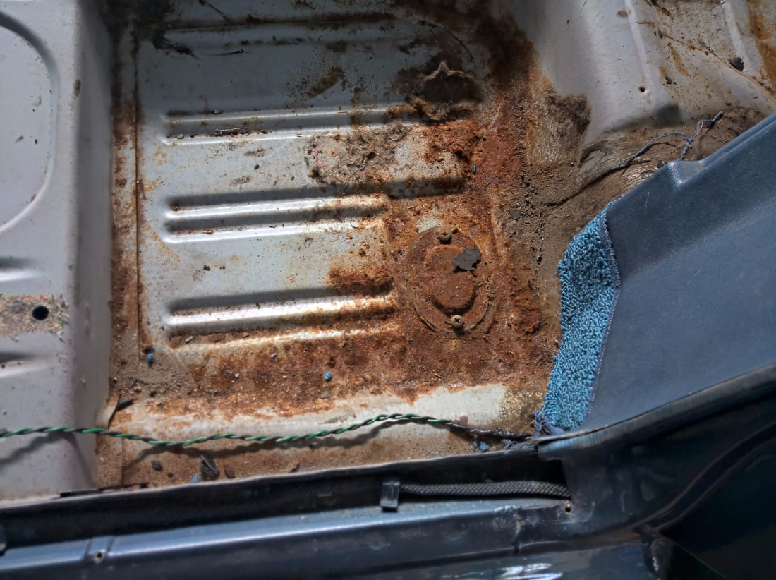 Fahrerseite9 hinten Rost1.jpg