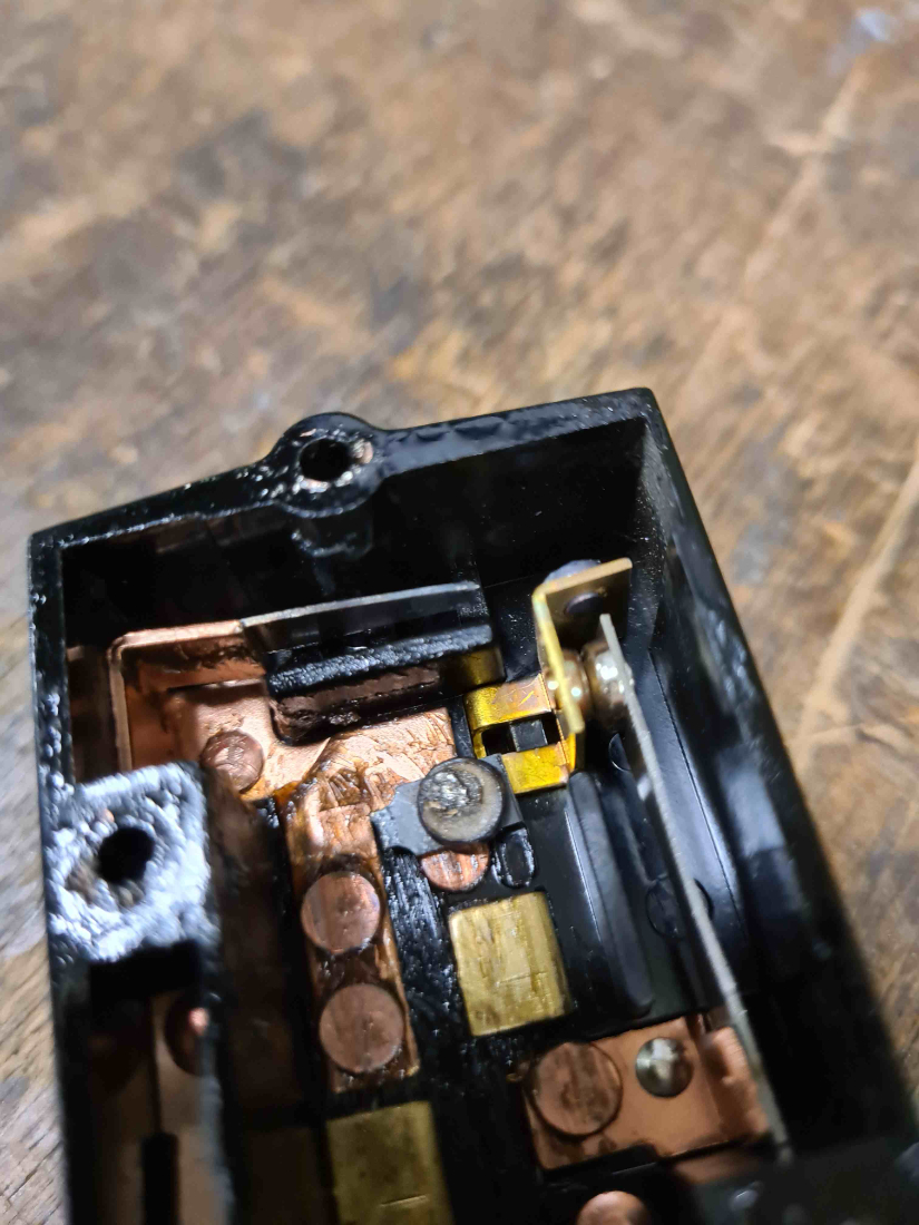 Weggeschmorter Bimetall Schalter