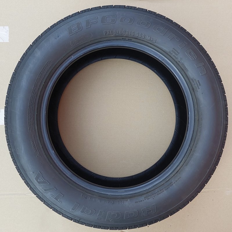 Reifen 205/60 R15 mit 4,0-6,6 mm Restprofil